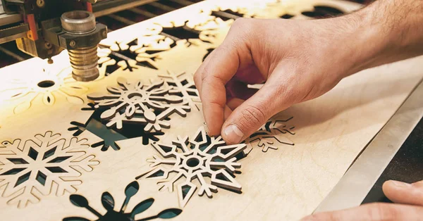 L'uomo sta lavorando con la macchina di taglio laser e tira fuori il f — Foto Stock