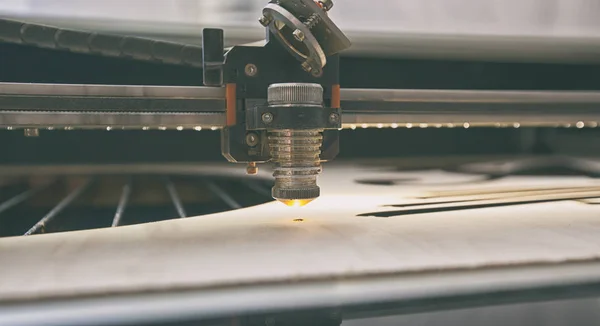 Laserový řezací stroj řeže dřevěné prkno — Stock fotografie