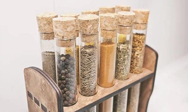 Mutfak masasında farklı baharatlar bulunan cam mataralar.