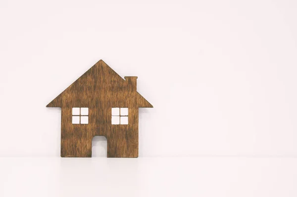 Mały płaski drewniany domek na białym tle — Zdjęcie stockowe