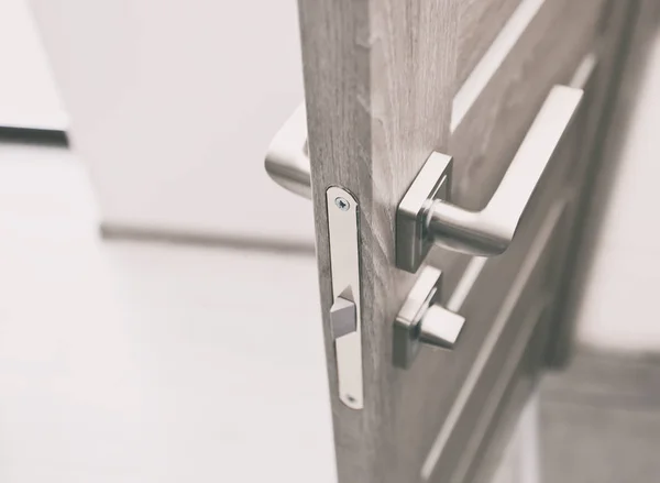Eine nagelneue Holztür im Haus — Stockfoto