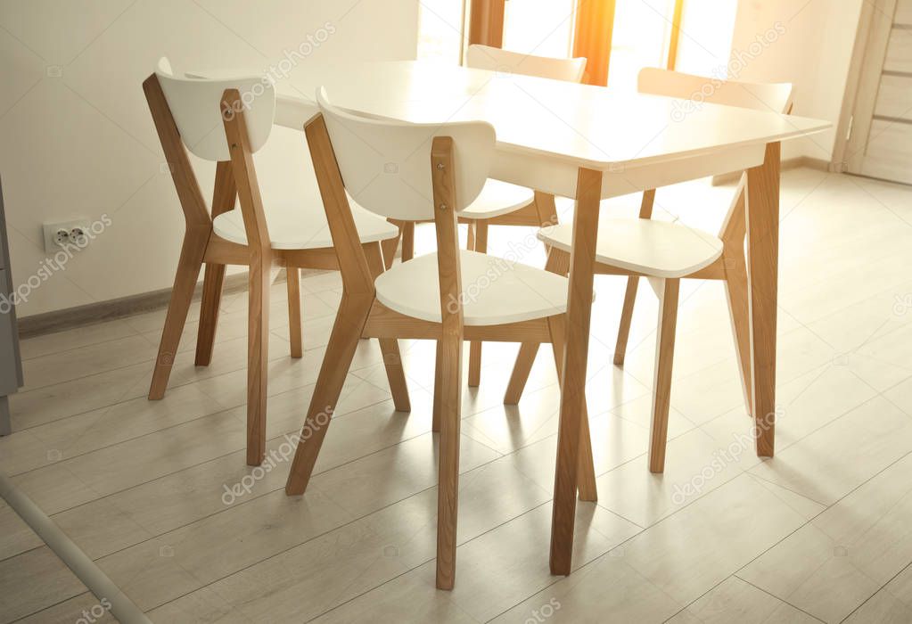The set of dinner table and wooden chairs in the kitchen