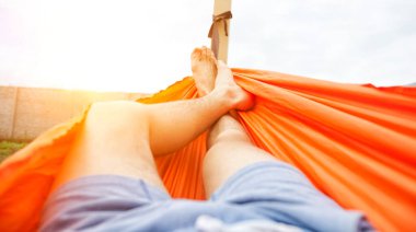 Adam hamamda yatıyor ve ürperiyor.