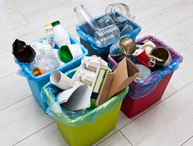 Çöpleri ayırmak için üç farklı konteynır. Plastik, kağıt, metal için. 