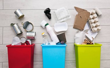 Çöpleri ayırmak için üç farklı konteynır. Plastik, kağıt, metal için. 