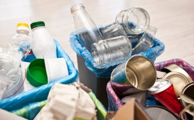 Çöpleri ayırmak için dört farklı konteynır. Plastik, kağıt, metal ve cam için.