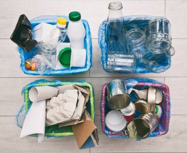 Çöpleri ayırmak için dört farklı konteynır. Plastik, kağıt, metal ve cam için.