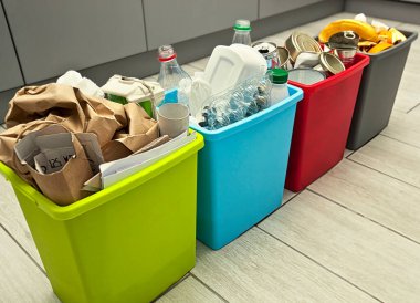 Çöpleri ayırmak için dört farklı konteynır. Plastik, kağıt, metal ve organik atık için
