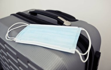 Bavuldaki tıbbi maske, Cavid-19 sonrası zamanda yolculuk için gerekli bir şey.