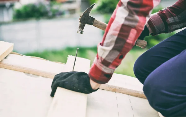 Roofer Worker Hammering Naill Wooden Plank — Stock Photo, Image