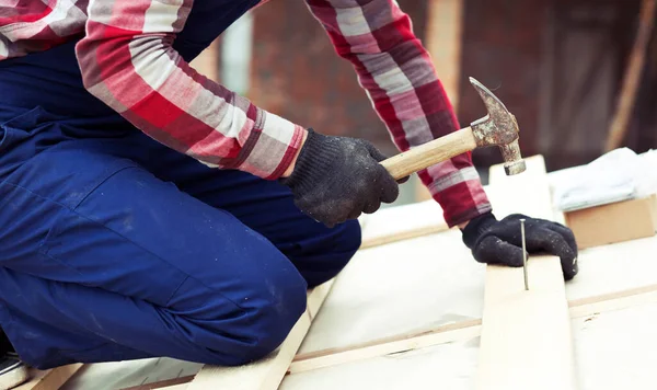 Trabalhador Telhado Está Martelando Naill Prancha Madeira — Fotografia de Stock