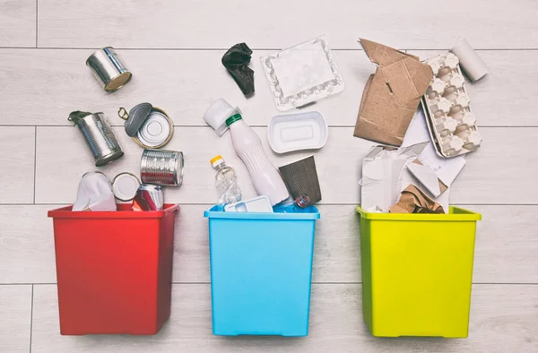 Tre Diversi Contenitori Pieni Raccolta Dei Rifiuti Plastica Carta Metallo — Foto Stock