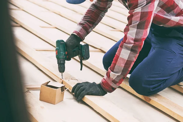 Roofer Worker Screwing Plank Roof — Stock Photo, Image