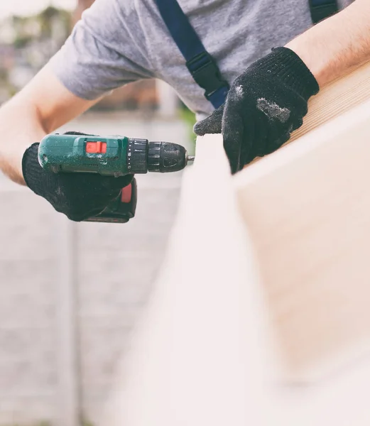 Roofer Worker Screwing Plank Roof — Stock Photo, Image