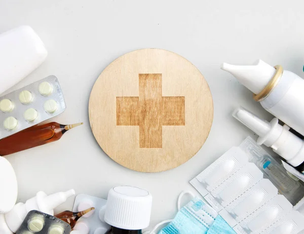 木製の白いテーブルの上に様々な薬 薬や他の薬の多く — ストック写真