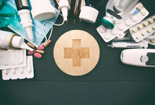 Monte Drogas Diferentes Pílulas Outros Medicamentos Mesa Madeira — Fotografia de Stock