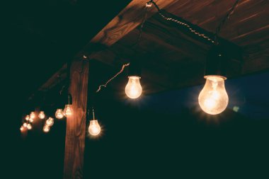 Ampullerin çelengi ahşap terasta asılı