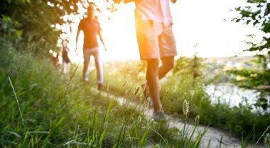 Bulanık arkadaş görüşü Tepedeki patikada yürüyor