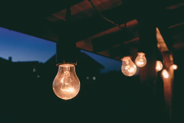 Slinger Van Gloeilampen Hangend Het Houten Terras — Stockfoto