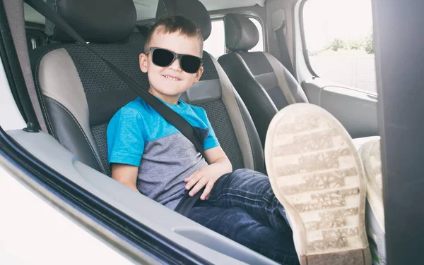 Çocuk Maceralar Için Hazır Çocuk Güneş Gözlüklü Arabada Oturuyor — Stok fotoğraf