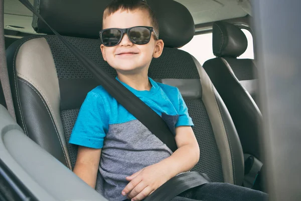 Çocuk Maceralar Için Hazır Çocuk Güneş Gözlüklü Arabada Oturuyor — Stok fotoğraf