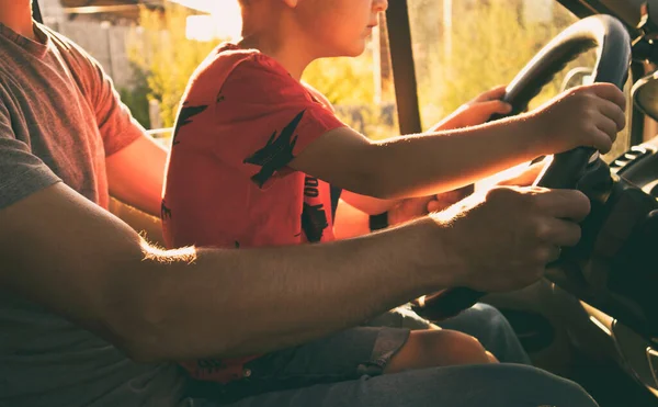 Çocuk Arabada Babasının Dizlerinin Üzerinde Oturuyor Araba Sürmeyi Öğreniyor — Stok fotoğraf
