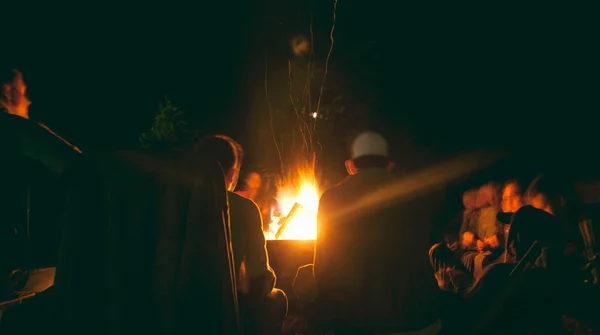 Die Gruppe Junger Leute Sitzt Lagerfeuer Und Plaudert Und Singt — Stockfoto