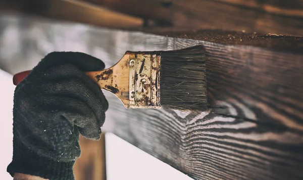 Robotnik Maluje Drewniany Taras — Zdjęcie stockowe