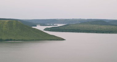 Büyük vadide güzel bir manzara. Akşamları nehir bükülüyor.