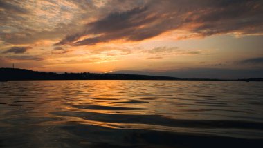 Gölde güzel bir gün batımı