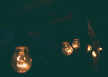 Ampullerin çelengi ahşap terasta asılı