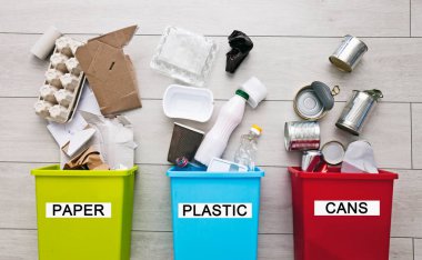 Çöpleri ayırmak için üç farklı konteynır. Plastik, kağıt, metal için. 