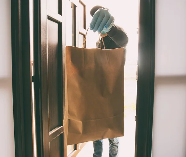 Delivery Man Gives Bag Person His Home — Stock Photo, Image