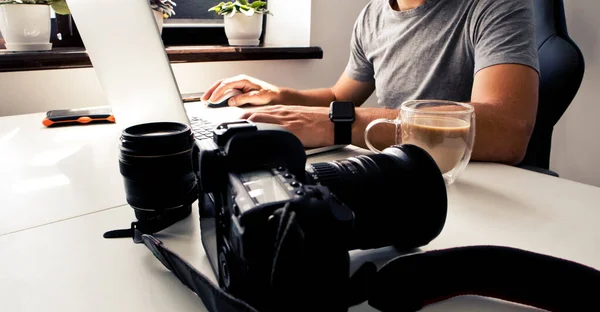 Der Fotograf Arbeitet Laptop Und Viele Fotoapparate Liegen Auf Dem — Stockfoto