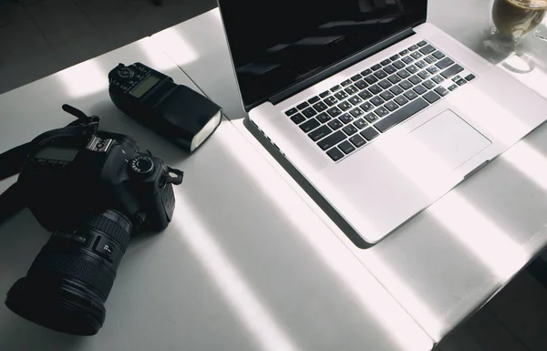 写真家の職場 写真機器やラップトップのトップビュー — ストック写真