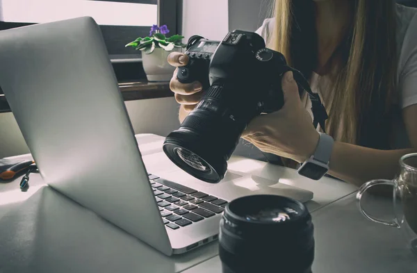 Fotograf Pracuje Notebooku Mnoho Fotografického Vybavení Leží Stole — Stock fotografie