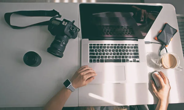 Vrouwelijke Fotograaf Werkt Met Laptop — Stockfoto