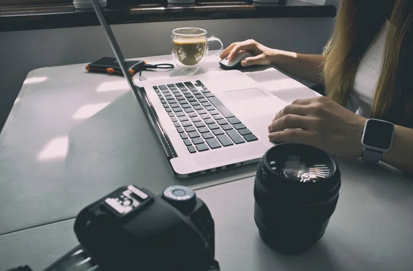 Fotógrafa Mulher Está Trabalhando Com Laptop — Fotografia de Stock