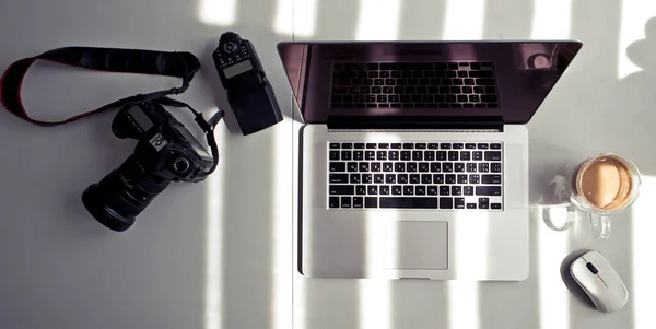 Der Arbeitsplatz Des Fotografen Foto Ausrüstung Und Laptop Von Oben — Stockfoto