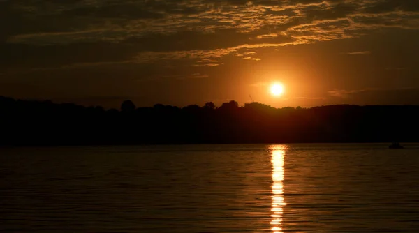 Όμορφο Ηλιοβασίλεμα Στη Λίμνη — Φωτογραφία Αρχείου