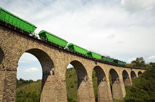 Het Grote Spoor Viaduct Gemaakt Van Bakstenen Trein Bewegen Door — Stockfoto
