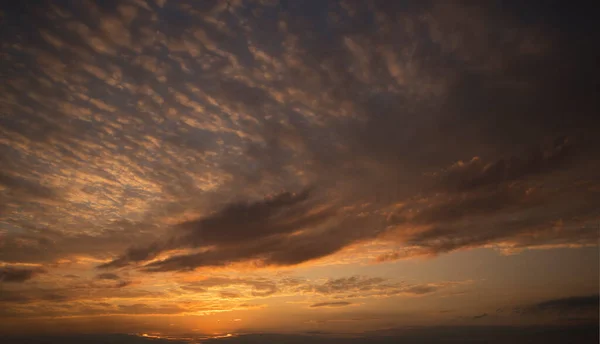 Hermosa Puesta Sol Cielo Montón Grandes Nubes Oscuras —  Fotos de Stock