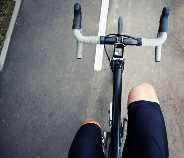 Ciclista Está Moviendo Por Carretera Asfaltada — Foto de Stock