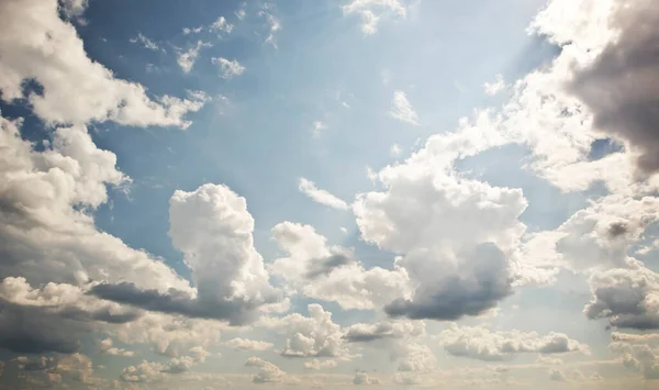 昼間は雲が多い美しい青空 — ストック写真