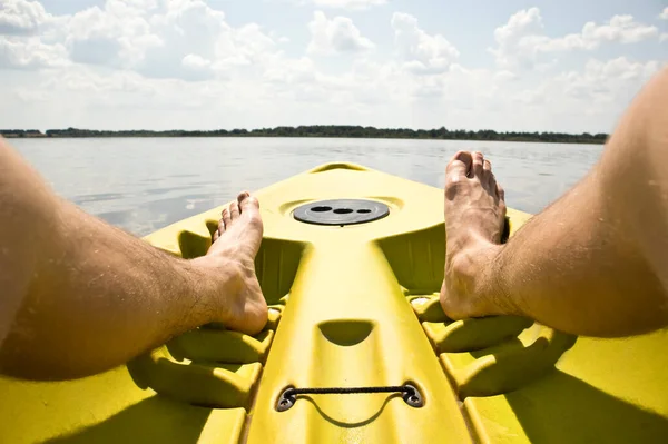 男人在湖上的皮划艇上游泳 — 图库照片