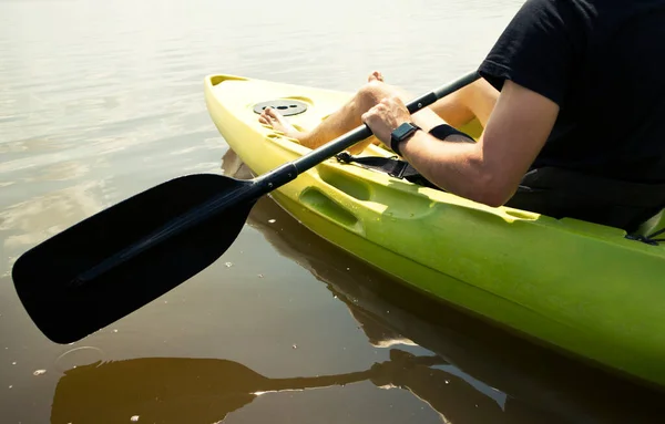 Homme Nage Sur Kayak Sur Lac — Photo