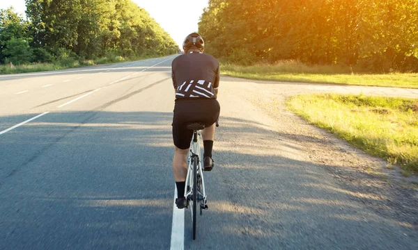 Ciclista Está Movendo Pela Estrada Asfalto — Fotografia de Stock