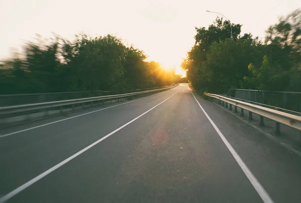 Die Leere Asphaltstraße Wald Abend — Stockfoto