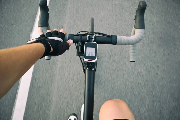 Ciclista Está Movendo Pela Estrada Asfalto — Fotografia de Stock