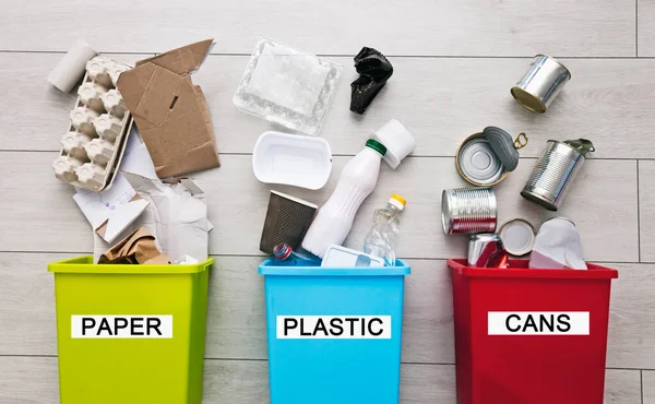 Drie Verschillende Containers Voor Het Sorteren Van Afval Voor Kunststof — Stockfoto